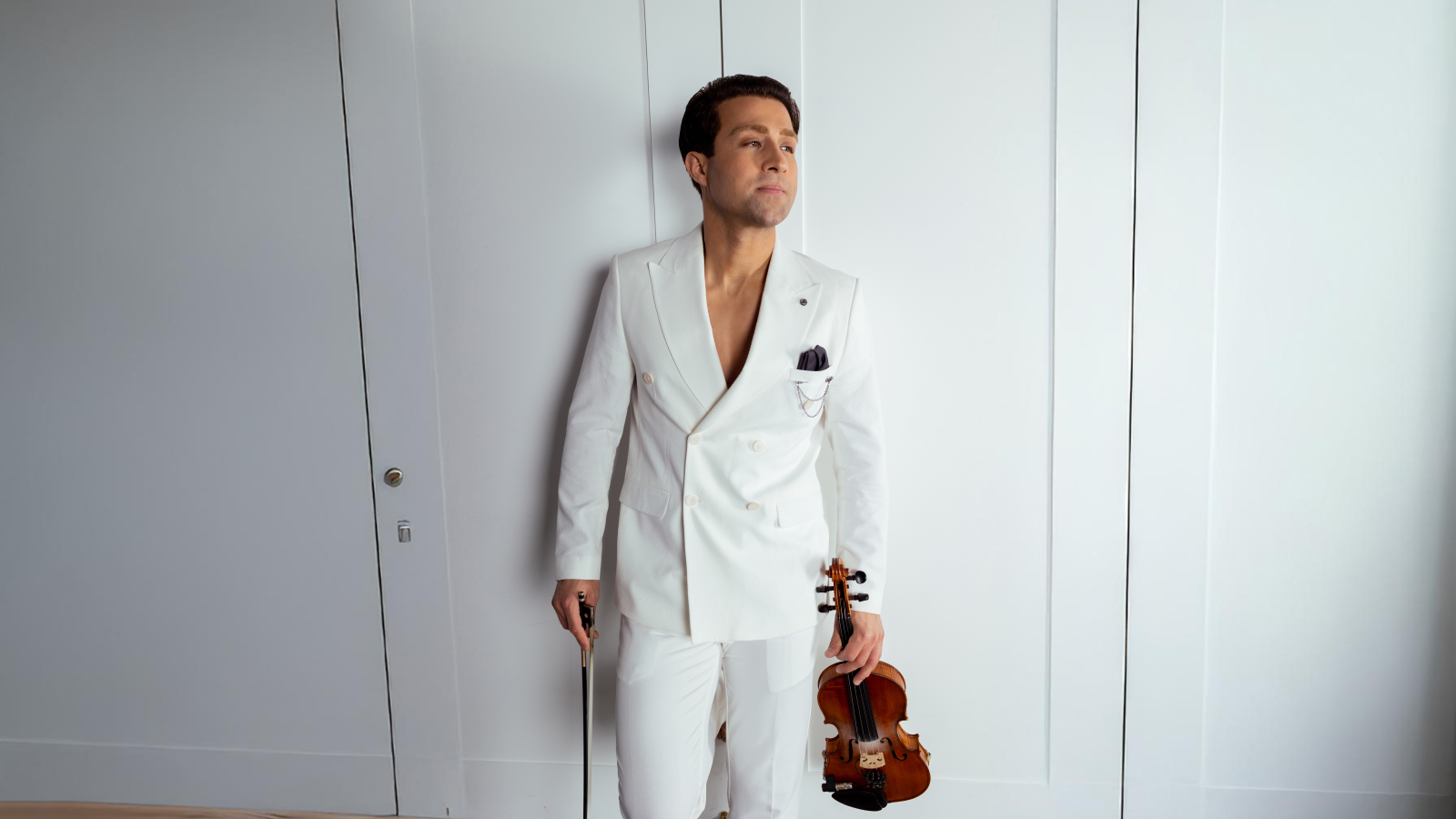 Interactive Dinner Show Violinist Canada